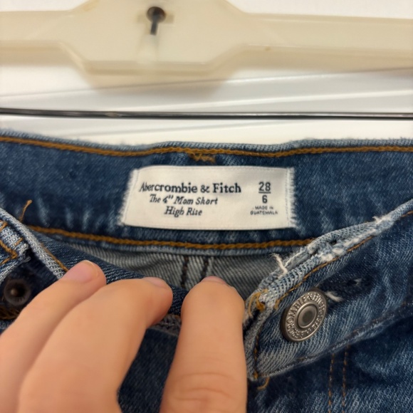 NWT Abercrombie & Fitch 4" Mom Short High Rise Jean Shorts - Picture 7 of 9
